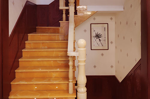 石泉中式别墅室内汉白玉石楼梯的定制安装装饰效果